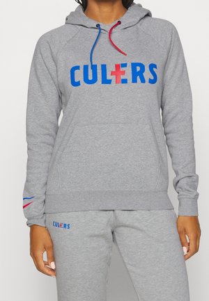 Felpa con cappuccio grigia con logo "CULERS" blu e rosso, tasca anteriore e lacci in colore contrastante. Polsini e orlo a coste.
