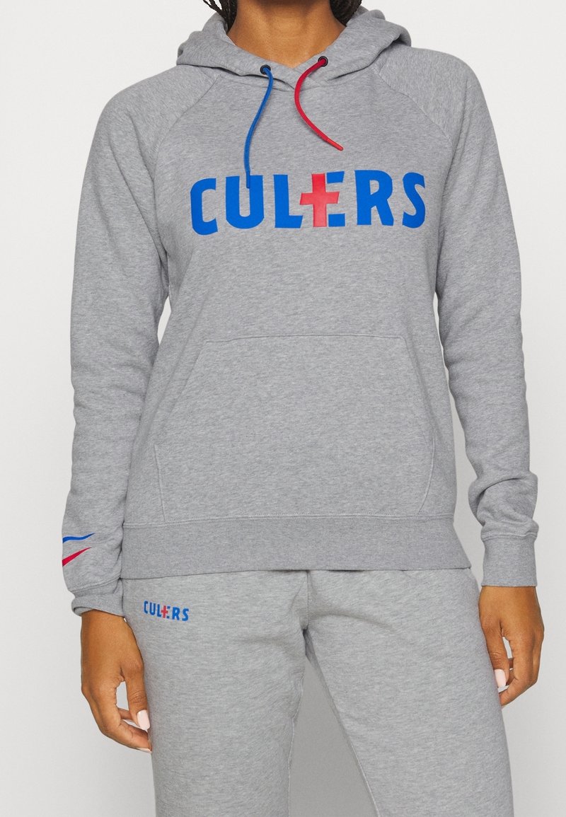 Grauer Kapuzenpullover mit blauem und rotem "CULERS"-Logo, Fronttasche und kontrastierenden farbigen Kordeln. Gerippte Bündchen und Saum.