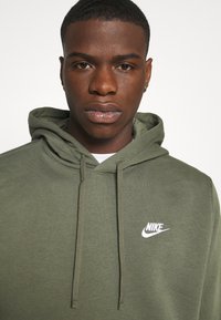 Nike Sportswear SPORTSWEAR CLUB FLEECE - Sweatshirt com capuz - twilight marsh/white