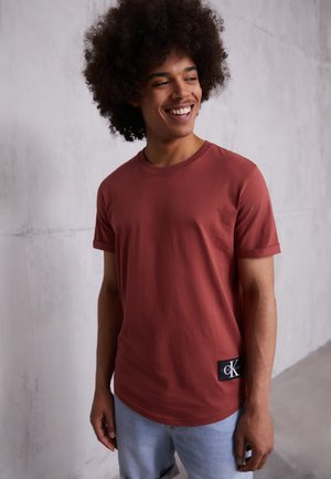 BADGE TURN UP SLEEVE - T-shirts basic - terracotta tile