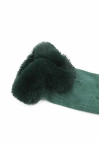 Guanti in suede verde con una morbida e spessa rifinitura in pelliccia verde scuro al polso, mostrati su uno sfondo bianco.