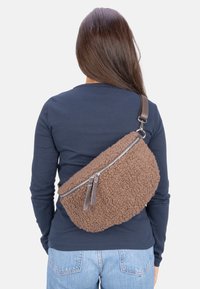 Seasons of April FLUFFY - Umhängetasche - schoko