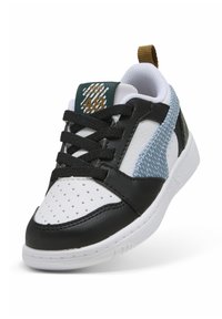 Baskets noires, blanches et bleu clair en cuir et en mesh, avec une languette rembourrée, des lacets et une boucle de tirage, étiquette de taille visible.