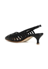 Tacco slingback in pelle nera con design a taglio incrociato, punta affusolata e tacco medio. Presenta una soletta morbida e una suola di colore marrone chiaro a contrasto.