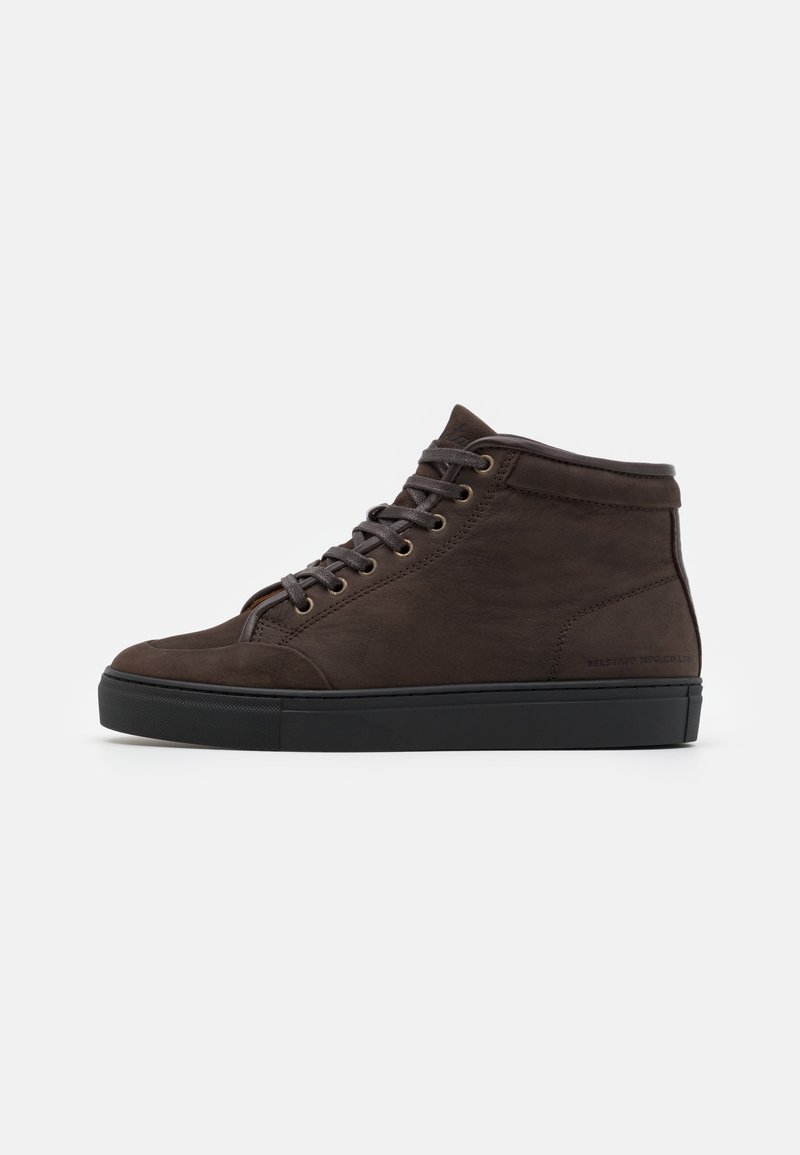 Baskets montantes en cuir marron foncé avec semelle en caoutchouc noire et lacets marron assortis, vues de profil sur un fond blanc.