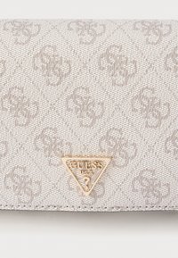 Portafoglio grigio chiaro in tessuto strutturato con un discreto motivo monogramma. Accento con logo triangolare dorato nell'angolo in basso a destra.