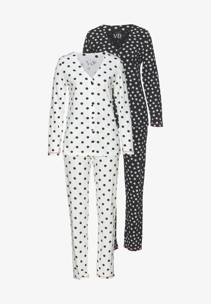 Deux ensembles de pyjamas : l'un est blanc avec des pois noirs, l'autre est noir avec des étoiles blanches. Les deux incluent des manches longues et un pantalon assorti.