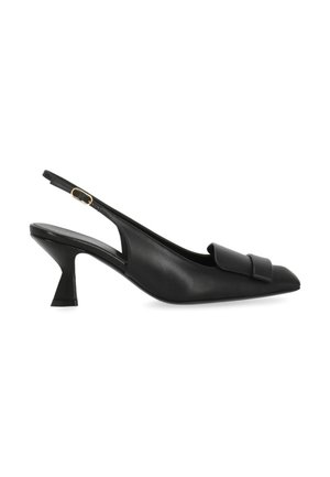Décolleté slingback in pelle nera con punta affilata, dettaglio decorativo in pelle piegata e tacco svasato di altezza media con cinturino con fibbia dorata.