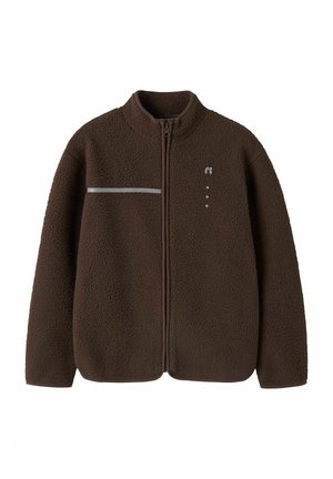 Veste polaire marron à fermeture éclair intégrale avec col montant, tissu texturé, bande réfléchissante horizontale sur la poitrine gauche et petits points réfléchissants sur la poitrine droite.