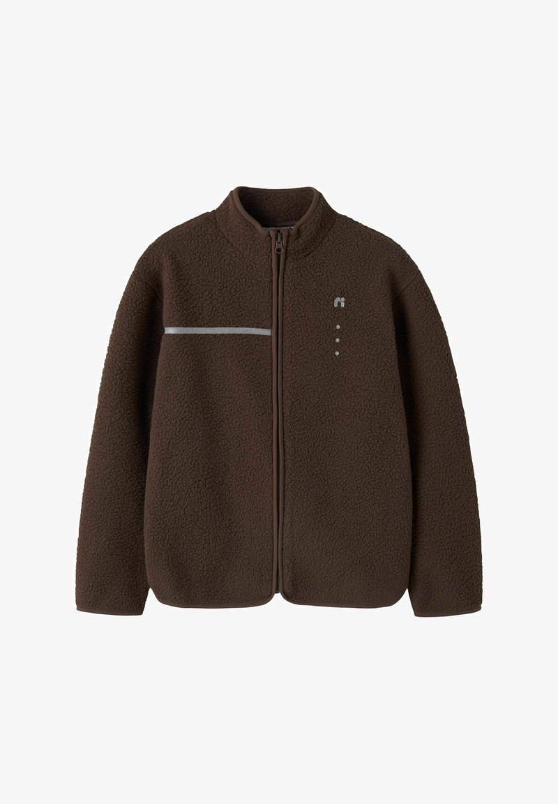 Veste polaire marron à fermeture éclair intégrale avec col montant, tissu texturé, bande réfléchissante horizontale sur la poitrine gauche et petits points réfléchissants sur la poitrine droite.
