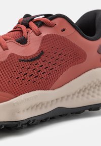 Rode sportieve schoen heeft een gemêleerde mesh bovenkant met synthetische accenten, een gevoerde zool en een zwarte rubberen loopzool voor grip.