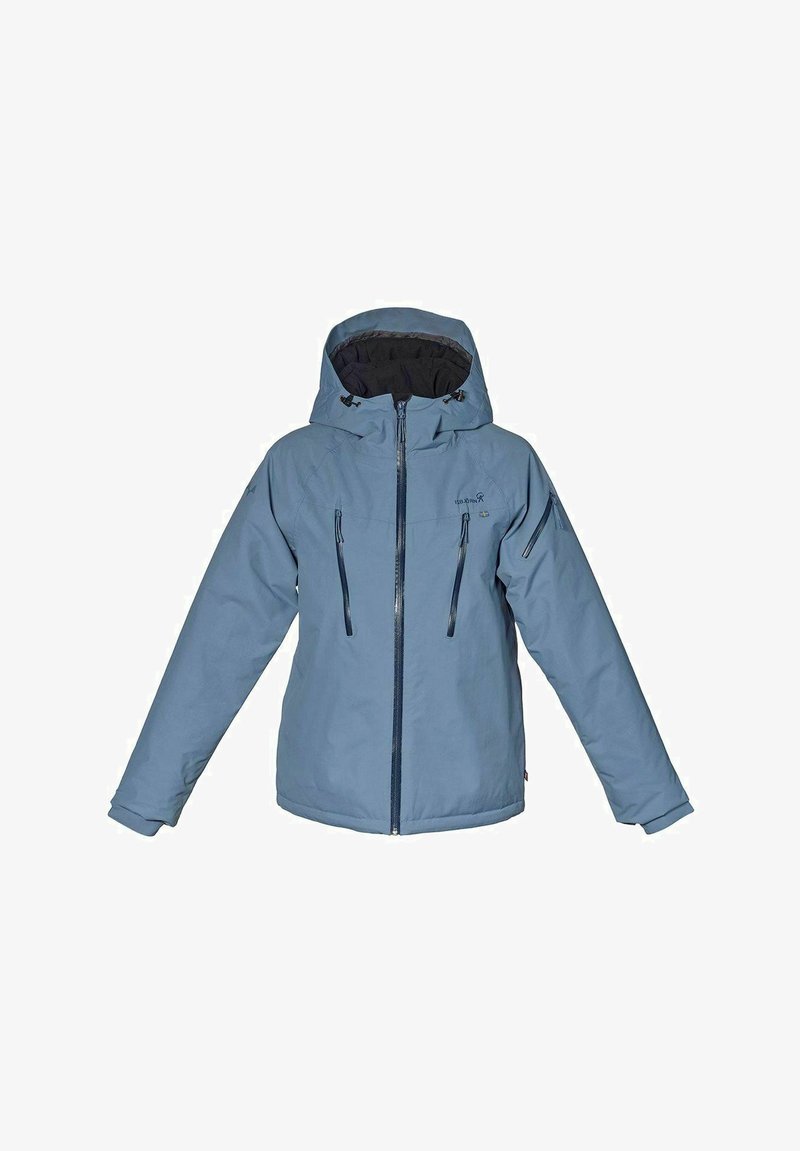 Blå vandtæt jakke med hætte, lynlås foran og to brystlommer. Har en glat tekstur og en tætsiddende pasform.