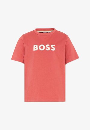Koraalroze T-shirt met korte mouwen en witte hoofdletters "BOSS" gecentreerd op de borst, stijl met ronde hals.