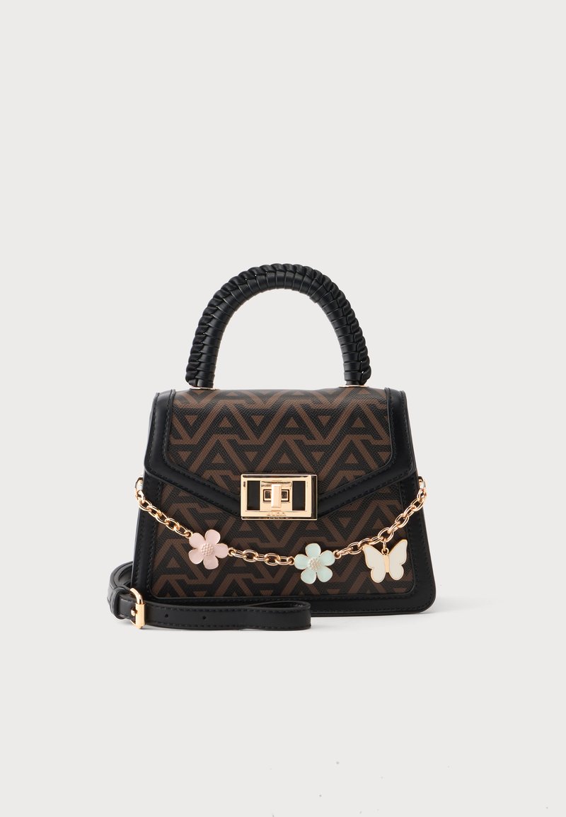 Petit sac à main structuré marron et noir avec imprimé géométrique, poignée noire enveloppée, fermoir doré et chaîne décorative dorée avec des fleurs et un papillon.