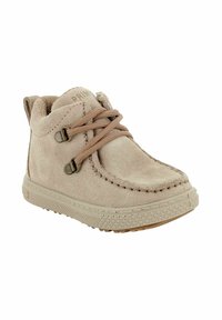 Stivale alla caviglia in suede beige con dettagli cuciti, punta rotonda, collo imbottito e lacci marroni infilati attraverso occhielli in metallo, suola texturizzata.