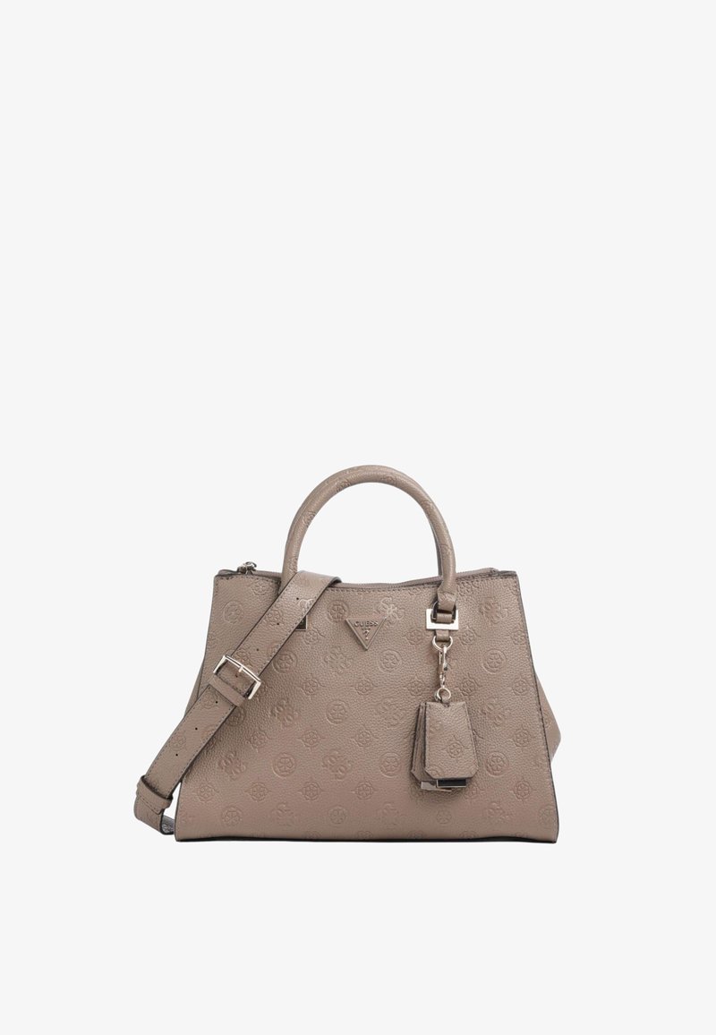Bolso de mano de textura beige con forma estructurada, asas dobles y una correa de hombro desmontable. Cuenta con un charm con el logo y patrones en relieve.