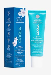Tuba i opakowanie kremu przeciwsłonecznego Coola Classic w intensywnym niebieskim kolorze, z SPF 50, składnikami organicznymi i białymi napisami.