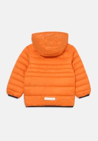 Orangene Steppjacke mit Kapuze, gestepptem Design, synthetischem Material, elastischen Bündchen und einem weißen Etikett am Saum.