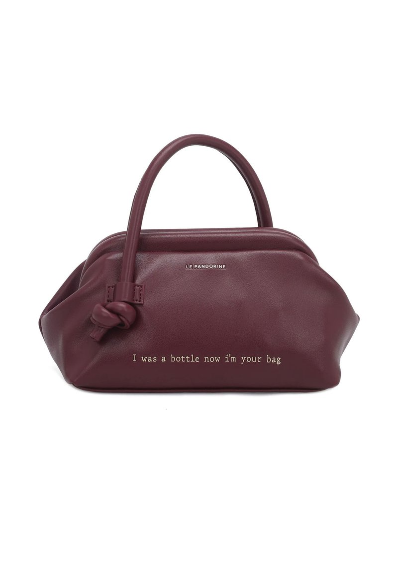 Borsa a mano in pelle color bordeaux con forma arrotondata, manici superiori e un dettaglio annodato. Sul davanti è scritto: "Ero una bottiglia, ora sono la tua borsa."