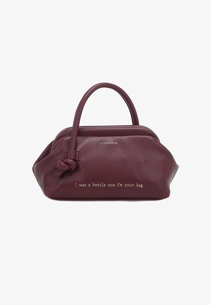 Borsa a mano in pelle color bordeaux con forma arrotondata, manici superiori e un dettaglio annodato. Sul davanti è scritto: "Ero una bottiglia, ora sono la tua borsa."