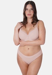 Hellrosa Dessous-Set, bestehend aus einem BH mit verstellbaren Trägern, Spitzenverzierungen und einem passenden Slip mit einem glatten Bund.