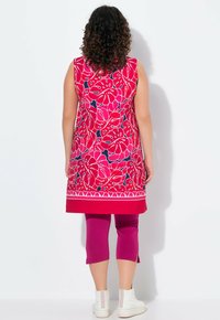 Ulla Popken GEOMETRIC SLEEVELESS SWING - Trikoomekko - dark raspberry