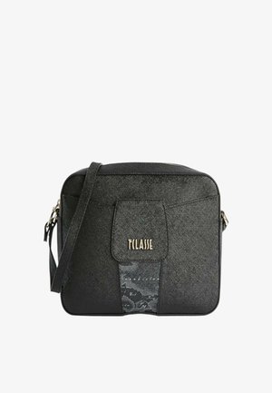 Borsa a tracolla in tessuto nero con texture liscia, dotata di tasca frontale e logo metallico. Decorata con un pannello a motivo alla base.