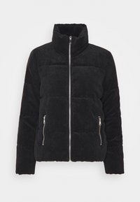 Svart kordfløyels puffjacka med hög krage, framzip och två fickor på sidorna med dragkedjor. Ribbad textur genom hela jackan.