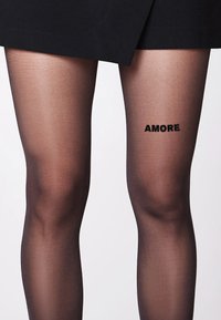 Prosojne črne nogavice s tiskanim napisom "AMORE" v odebeljenih črnih črkah na stegnih. Gladek teksturiran material z oprijetim dizajnom.