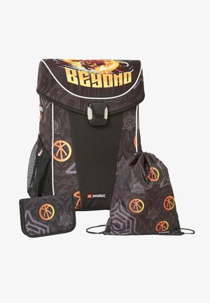 Zaino con un'esterno nero, design grafico con motivi arancioni e gialli, include una borsa con coulisse e un portafoglio.
