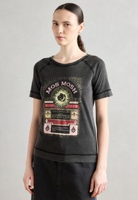 T-shirt grigio scuro a maniche corte, con una stampa grafica in oro, rosa e nero che dice "MOS MOSH" e motivi decorativi.