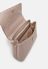 Prošívaná růžová kožená taška se zacvakávacím uzávěrem, s béžovou textilní podšívkou, vnitřní kapsou na zip a přihrádkou na karty.