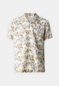 Camisa de manga corta hecha de una tela ligera con un fondo blanco que presenta un patrón floral y de nubes en tonos dorado, marrón y lilas.