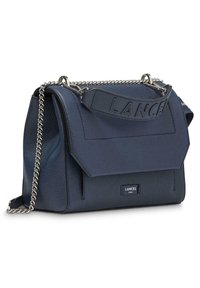 Borsa in pelle blu navy con un design strutturato, dotata di manico superiore e tracolla a catena, logo impresso e dettagli eleganti.