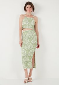 SET SLIM FIT - Ozko oprijeto krilo - olive