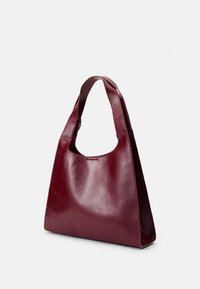 Geantă tote din piele burgundy cu o textură netedă, deschidere largă și mânere scurte. Prezintă un design minimalist și o formă angulară.