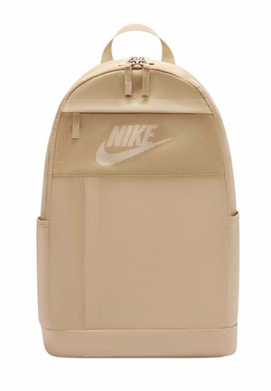 Mochila beige de Nike con un bolsillo frontal de malla, doble cremallera en la parte superior, bolsillos laterales y un asa superior para llevar.