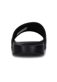 Sandal con outsole nera caratterizzata da una fascia liscia e curva con superficie testurizzata e un plantare sagomato; leggera elevazione nel tallone.