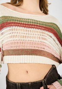 Häkelpullover mit offenem Strickdesign, versehen mit horizontalen Streifen in Creme, Pink, Grün und Rot. Kurz, lockere Passform mit geripptem Saum.