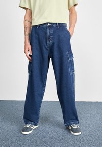 Obey Clothing - BIG WIG CARGO DENIM PANT - Avar lõikega teksad - stone blue denim Väikepilt 1