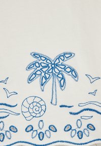 Tejido blanco con bordado azul de una palmera, conchas marinas, olas y pájaros, con un detalle de costura y un diseño de patrón limpio.