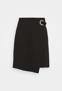 Falda envolvente negra hecha de un material suave, con un detalle de anillo plateado en la cintura. Líneas simples y limpias con un corte recto.