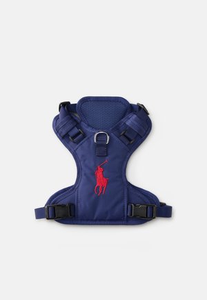 Harness per animali di colore blu navy realizzato in tessuto resistente, con area toracica imbottita, cinghie regolabili e logo rosso ricamato. Dotato di fibbie in plastica.