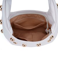 Bolso de mano blanco con una textura suave, acentos de hardware dorado, bolsillos interiores y un forro beige, con embellishments redondeados.