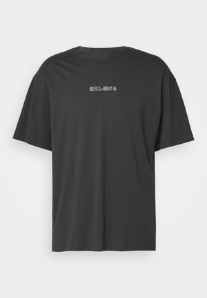 T-shirt à manches courtes gris foncé avec un petit texte japonais centré imprimé en gris clair sur la poitrine.