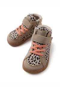Tane vysoké tenisky s leopardím vzorem na textilní části, oranžovými tkaničkami, suchý zip a gumovou podrážkou s texturovanými detaily.