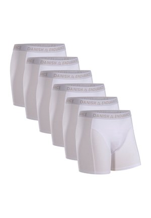 Seis pares de calzoncillos boxer blancos hechos de tela suave, con una cinturilla elástica gris claro que lleva impresa la marca "DANISH ENDURANCE".