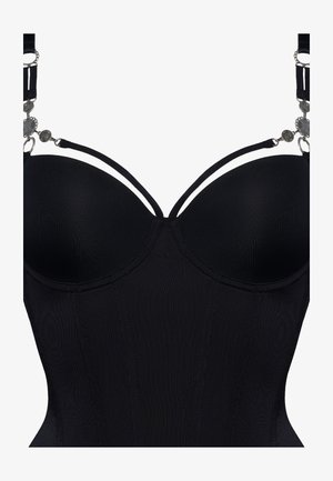 Schwarzer Korsett mit geformten Cups, verstellbaren Trägern und dekorativen silbernen Beschlägen. Besteht aus strukturiertem Stoff mit vertikalen Nähten.