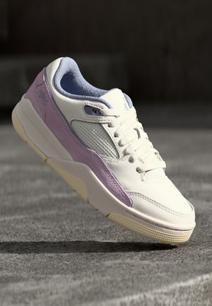 Hvid og lyse lilla sneaker med mesh- og læderdetaljer vist i luften over en grov grå overflade.