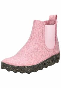 Růžová filcová kotníková bota s texturovaným povrchem, která má kontrastní světle růžovou elastickou panel a silnou černou gumovou podrážku s vlnitým okrajem.